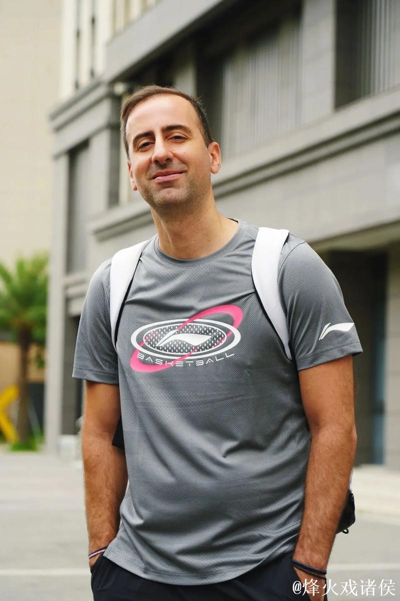 深圳男篮分享明日比赛海报：球队将于明日迎战青岛男篮