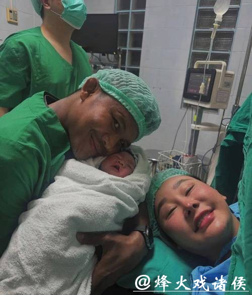 43岁泰拳传奇播求喜迎爱子,妻子罕见现身引发关注 43岁泰拳传奇播求喜迎爱子,妻子罕见现身引发关注