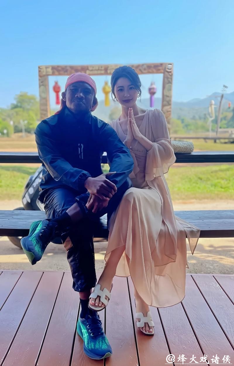 43岁泰拳传奇播求喜迎爱子,妻子罕见现身引发关注 43岁泰拳传奇播求喜迎爱子,妻子罕见现身引发关注