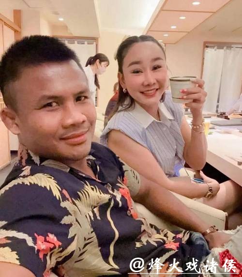 43岁泰拳传奇播求喜迎爱子,妻子罕见现身引发关注 43岁泰拳传奇播求喜迎爱子,妻子罕见现身引发关注